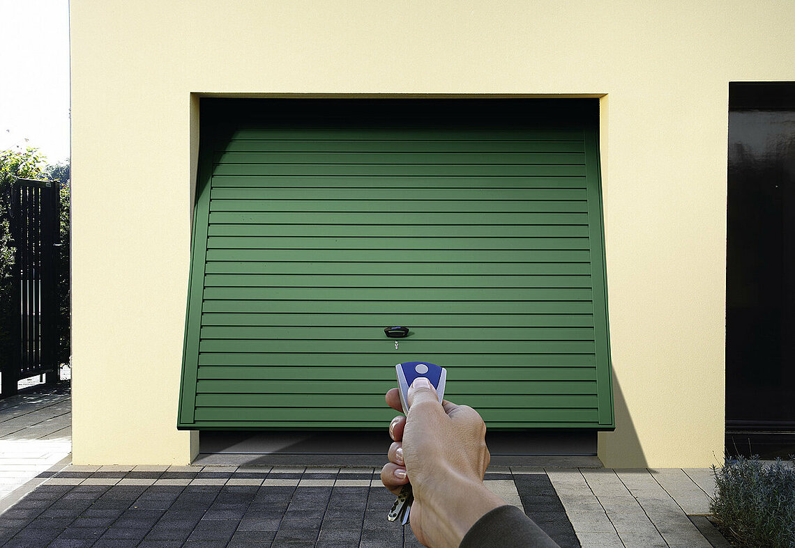 Garagen-Schwingtor in Grün