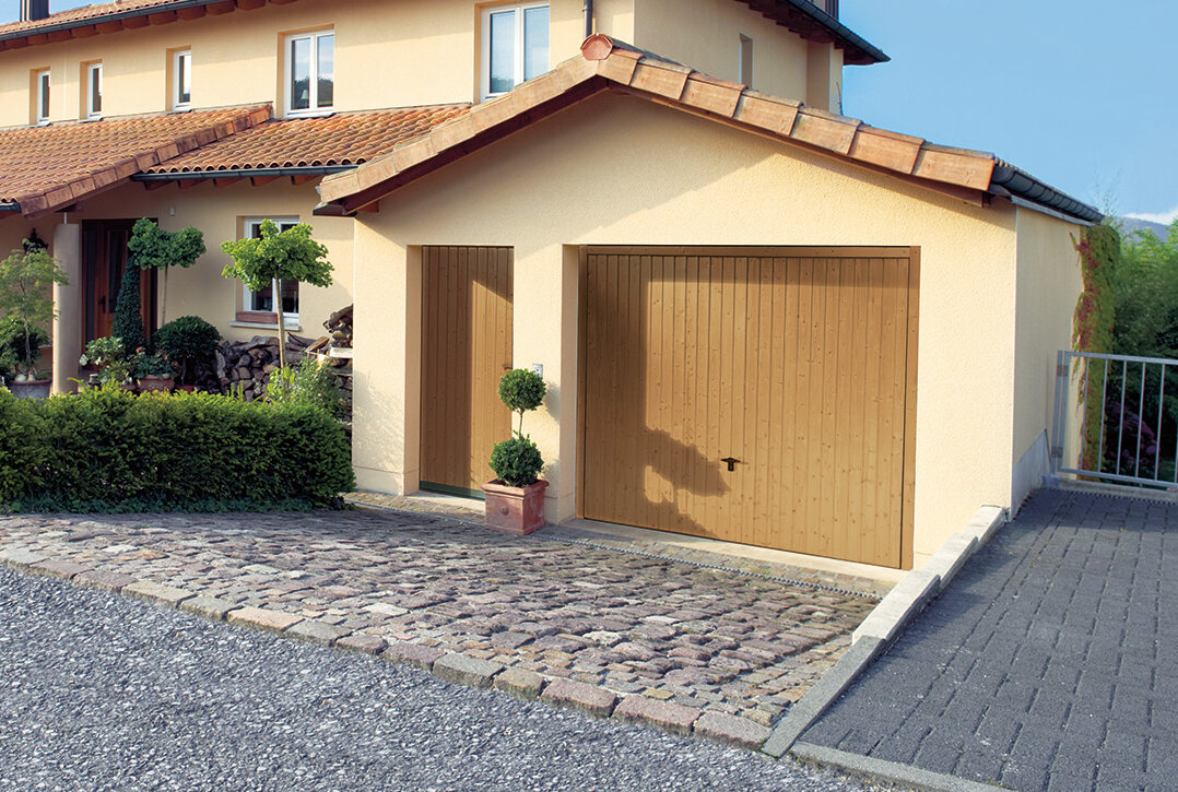 Garagen-Schwingtor in Oak